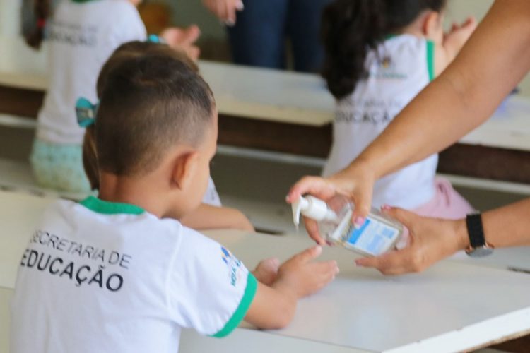 Criança higieniza as mãos com álcool gel (foto tirada antes da pandemia) / Divulgação / Arquivo Prefeitura de Nova Odessa