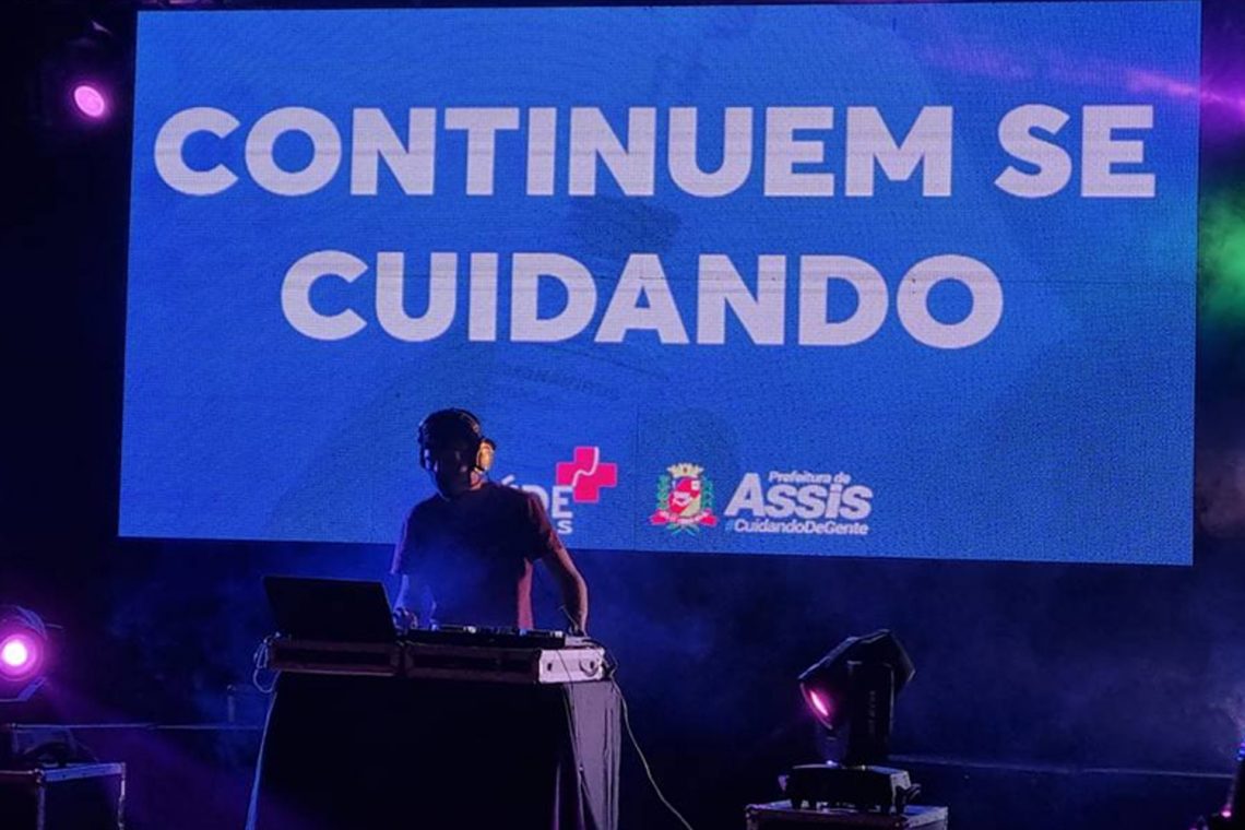 DJ toca na “Vacina Fest”, evento realizado pela prefeitura de Assis Foto: Facebook/Prefeitura de Assis