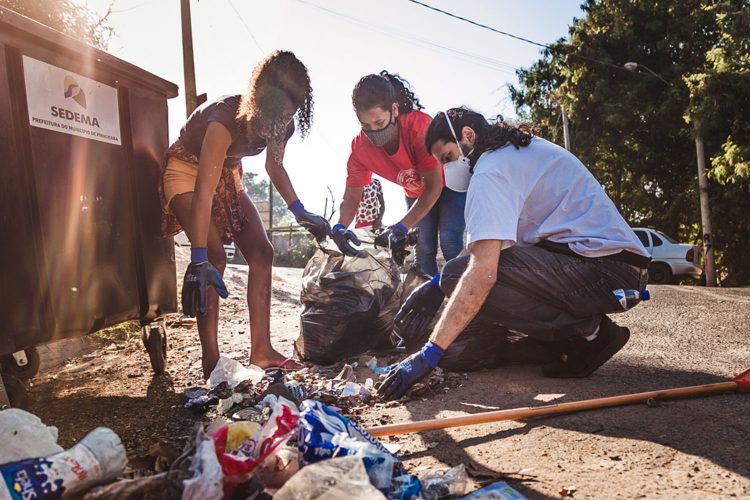 Moradores participaram ativamente do mutirão de limpeza. Foto Fernanda Giannini Veirano