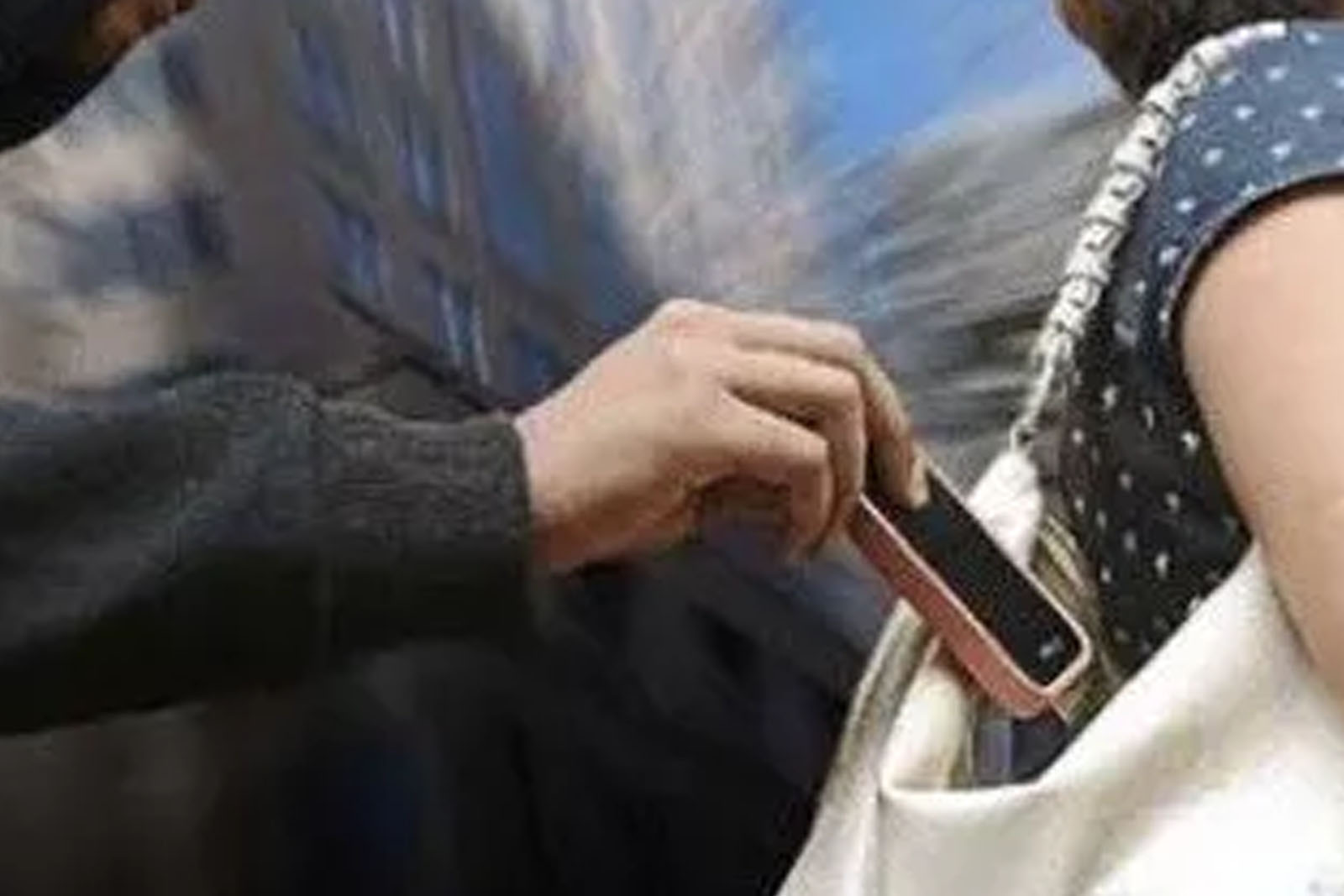 Mulher tem celular furtado de dentro da bolsa enquanto caminhava no Centro  de Limeira | Rápido no Ar