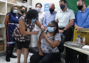 Auxiliar de enfermagem Gertrudes Barbosa recebeu a primeira vacina contra a Covid-19 em Piracicaba - Foto: Divulgação