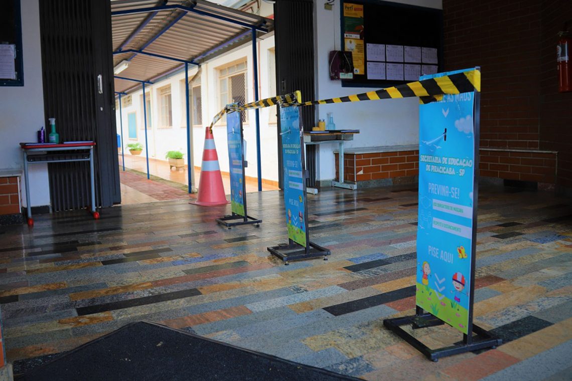 Escola Municipal São Vicente de Paulo com totens para que os alunos se higienizem ao entrar na escola. Foto: Prefeitura de Piracicaba