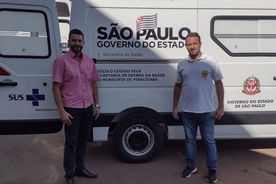 Donisete Oliveira e Rogério Munia, do SITSS, receberam a ambulância na tarde da última sexta-feira. Foto: Divulgação / Prefeitura de Piracicaba