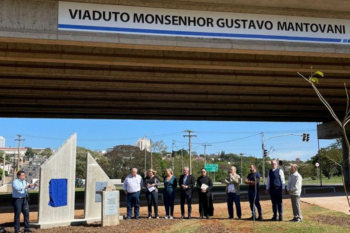 Entronização do nome de Monsenhor Gustavo Mantovani ao viaduto é realizada. Foto: Câmara Municipal / Divulgação