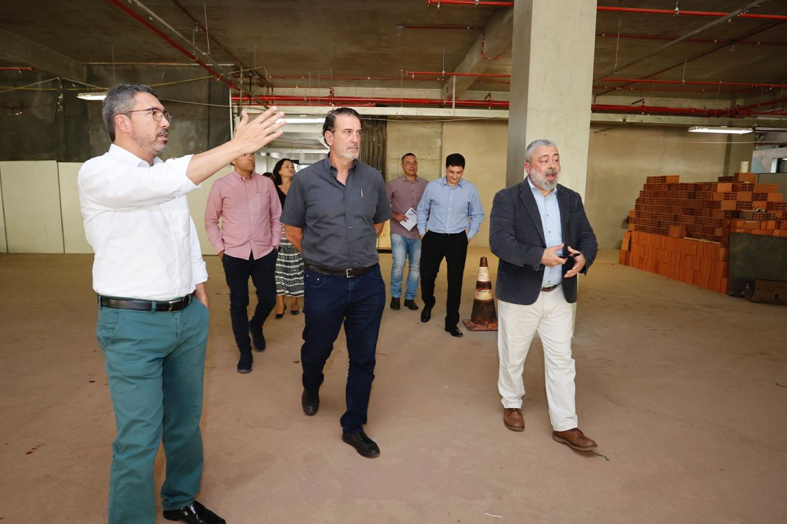 O prefeito foi conhecer o andamento das obras na nova sede da SX Tools. Foto: Divulgação