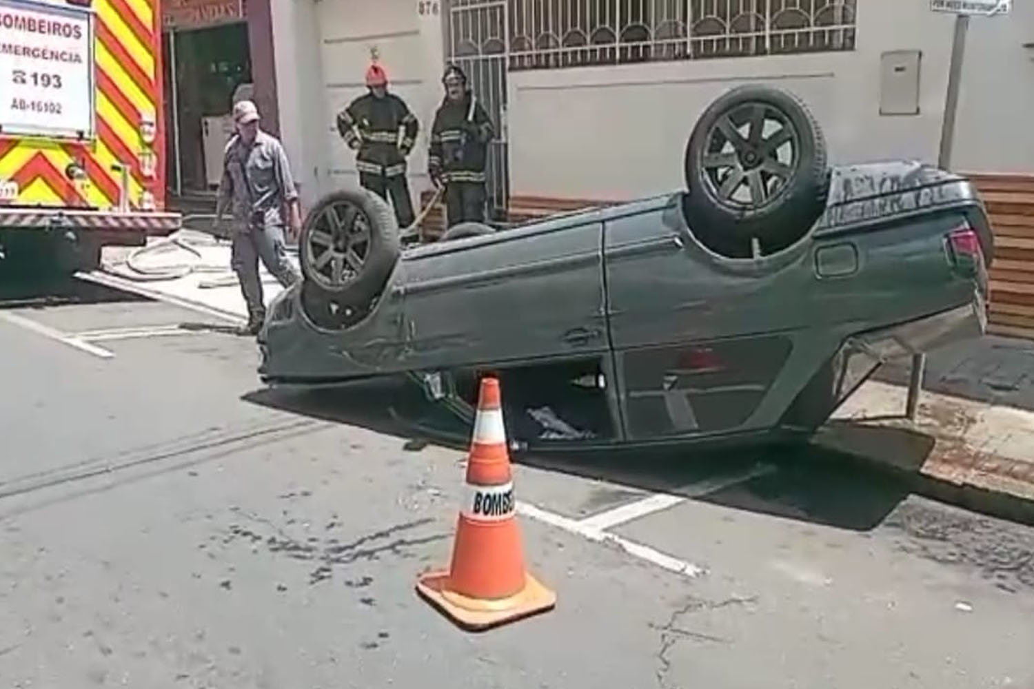 Faro: carro capota e atropela peão em frente à Biblioteca Municipal