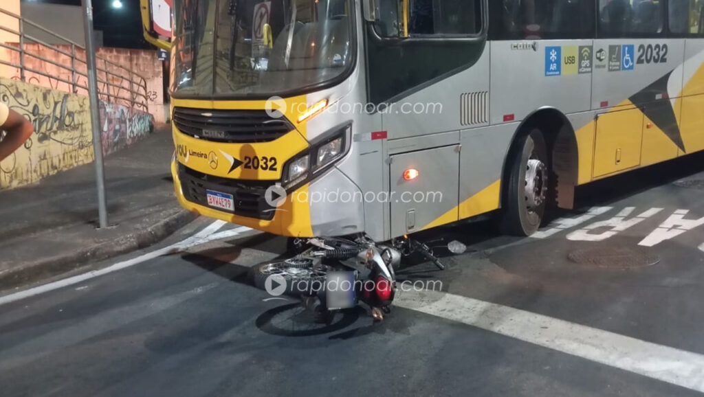Motocicleta vai parar embaixo de ônibus em acidente no Centro de Limeira
