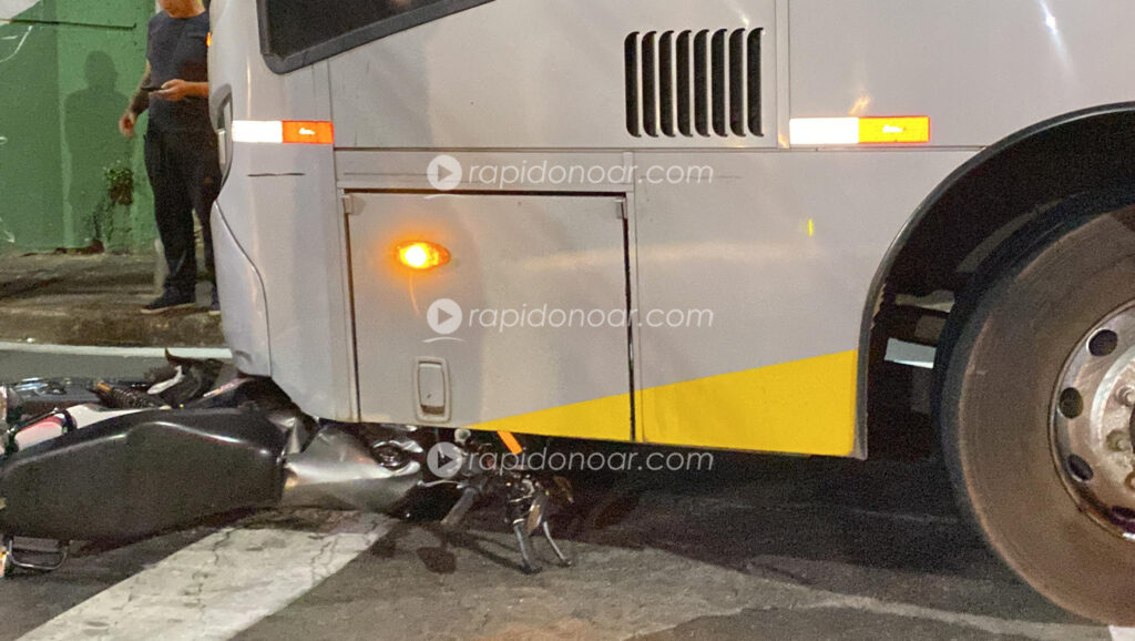 Motocicleta vai parar embaixo de ônibus em acidente no Centro de Limeira